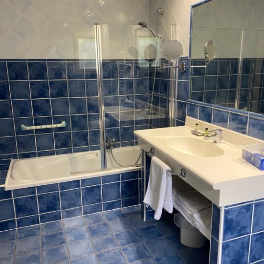 https://www.respelido.com/wp-content/uploads/2024/06/salle-de-bains-bathroom-201-540x540.jpg
