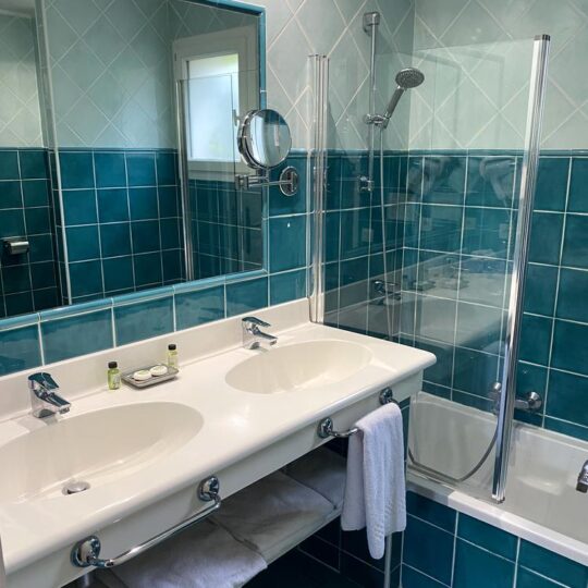 https://www.respelido.com/wp-content/uploads/2024/06/salle-de-bains-verte-green-bathroom-204-540x540.jpg
