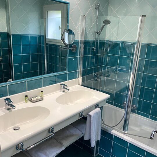 https://www.respelido.com/wp-content/uploads/2024/06/salle-de-bains-verte-green-bathroom-303-540x540.jpg